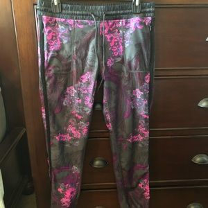 Beautiful fun print Fabletics joggers